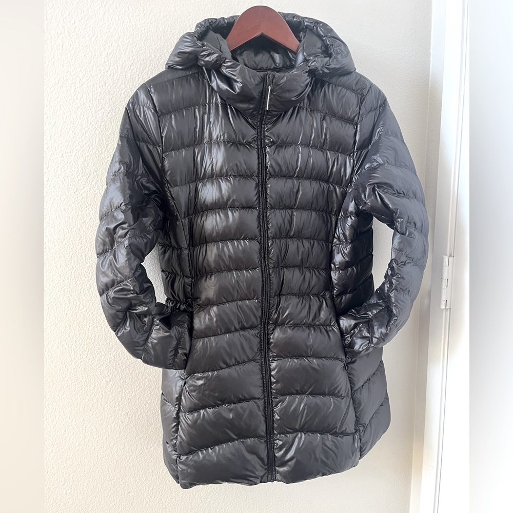 Uniqlo black hooded full zip puffer jacket